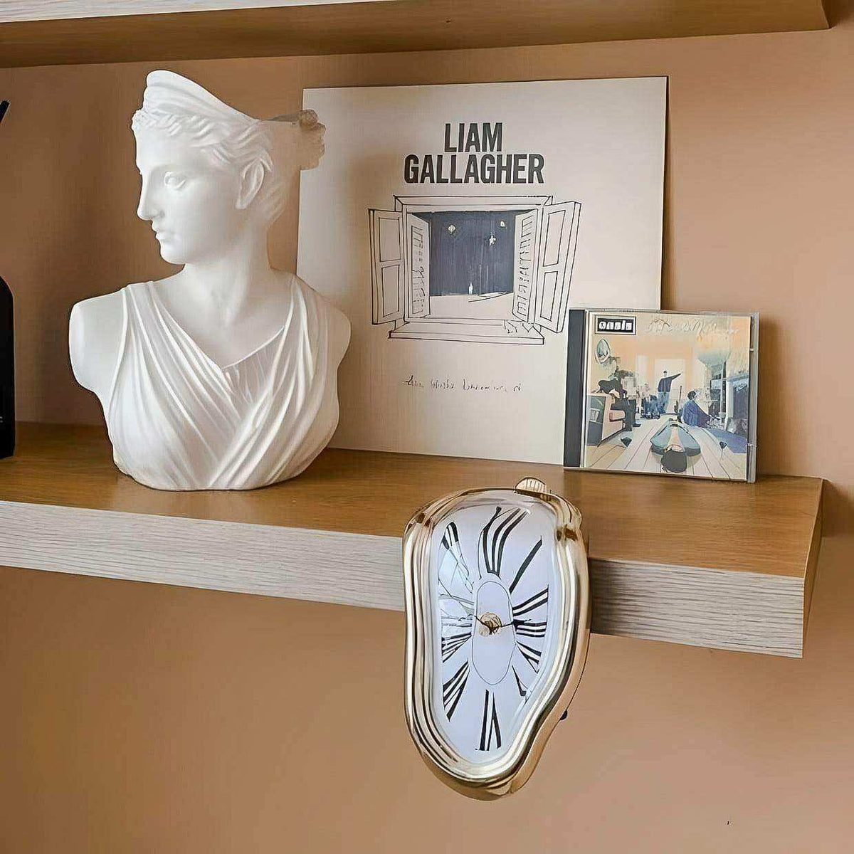 Smeltende wandklok – geruisloos kwartuurwerk en sculpturaal design